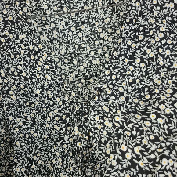 Shein Boho Ditzy Daisy Print Crop Front Tie Shirt (M) - Picture 2 of 8